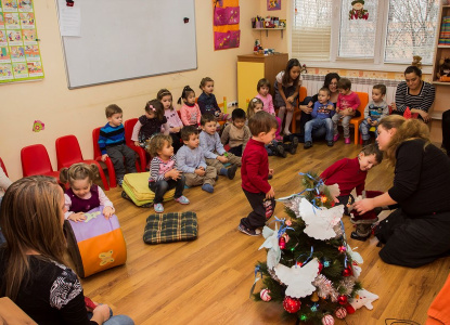 Децата с увреден слух празнуват Коледа в Център Яника
