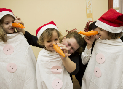 Децата с увреден слух празнуват Коледа в Център Яника
