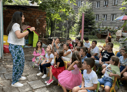 В двора на Център Яника