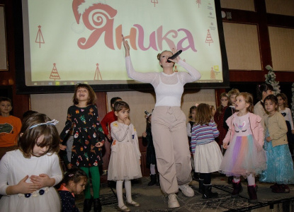 Дара Екимова пее с децата